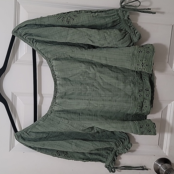 AMERICAN EAGLE OLIVE GREEN EYELET WOMEN'S WIDE NECK PUFF SLEEVE BLOUSE SIZE M - Picture 3 of 9